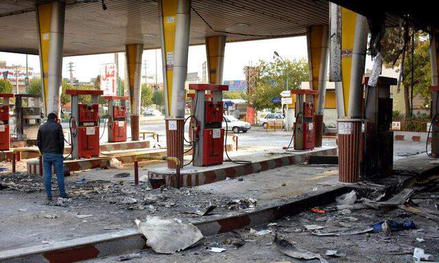 Eine verwüstete Tankstelle nach den Demonstrationen am Sonntag in Eslamshahr nahe der Hauptstadt Teheran.