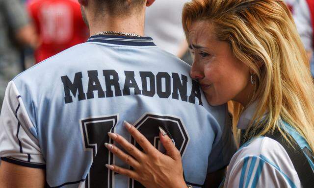 In Argentinien herrscht Staatstrauer, denn Diego Maradona war mehr als nur ein Fußballstar. Die Nummer 10 war ein ungeheuer populärer Liebling der Massen.