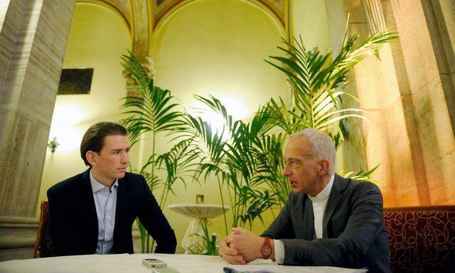 „Du hast in Kauf genommen, was die Bilder aus Idomeni jetzt zeigen“: Caritas-Präsident Michael Landau (r.) spricht mit Außenminister Sebastian Kurz (ÖVP) im Café Central.