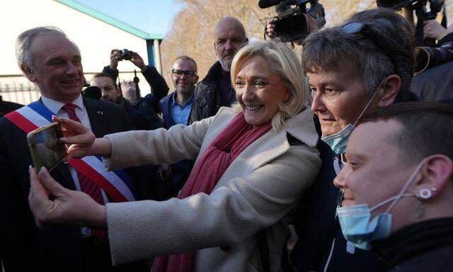 Rassemblement-National-Chefin Marine Le Pen bei einem Besuch in Villers-Cotterêts im Februar; links zu sehen ist Bürgermeister Franck Briffaut, ebenfalls vom RN. 