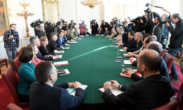 Erstmals ist beim Ministerrat nicht nur der Tisch grün: Bundeskanzler Sebastian Kurz und sein Vizekanzler Werner Kogler trafen sich am Dienstag mit ihren Teams zur Regierungssitzung.