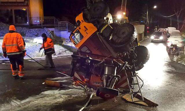 Winterdienstfahrzeug in Klosterneuburg umgestürzt