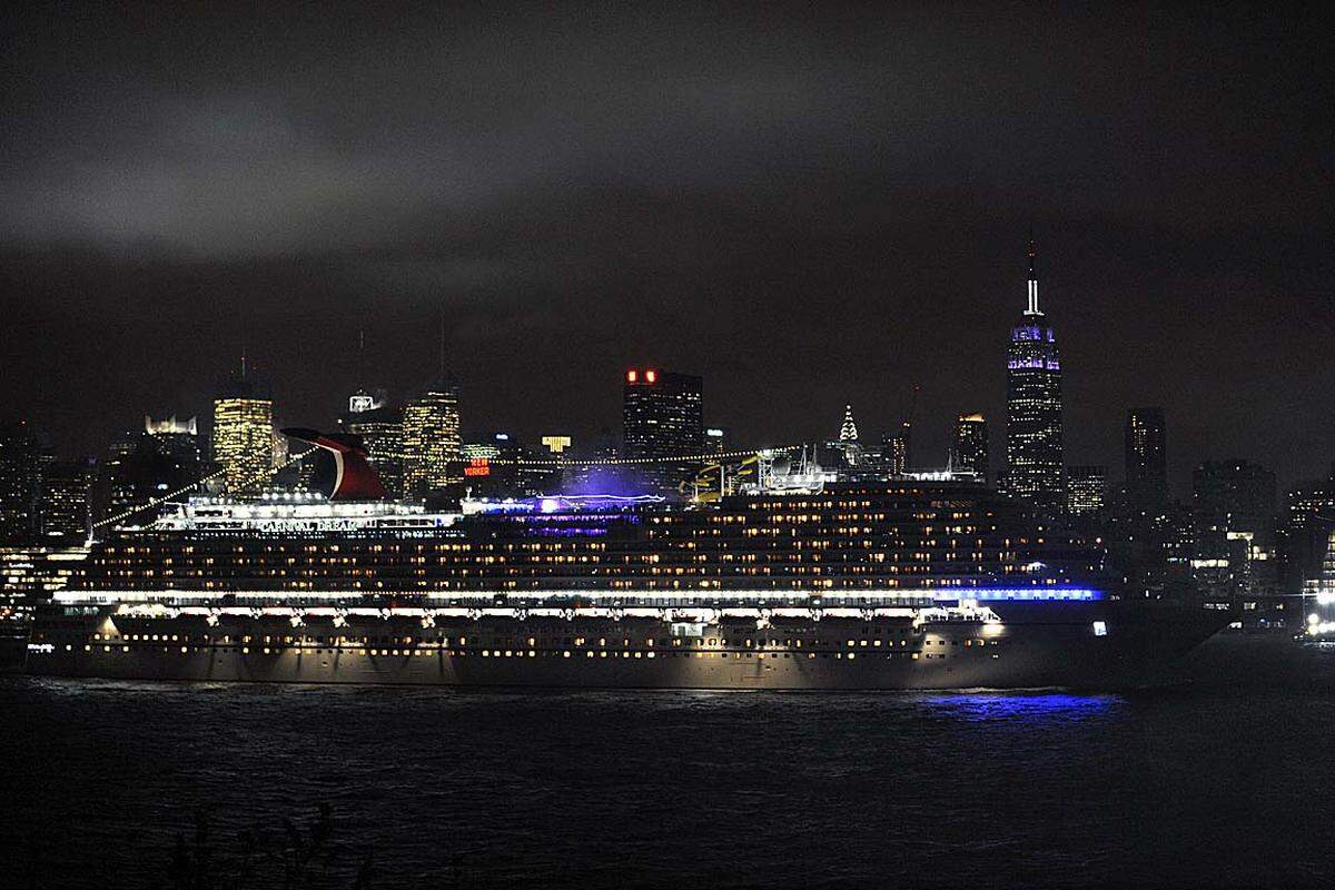 Platz 8 - "Dream"-Klasse. Carnival Cruise Lines hat zwei Schiffe der "Dream"-Klasse, die "Carnival Dream" (Bild) und die "Carnival Magic". Bei einer BRZ von 128.048 und einer Länge von 306 Meter bieten die Schiffe Platz für 3646 Passagiere.