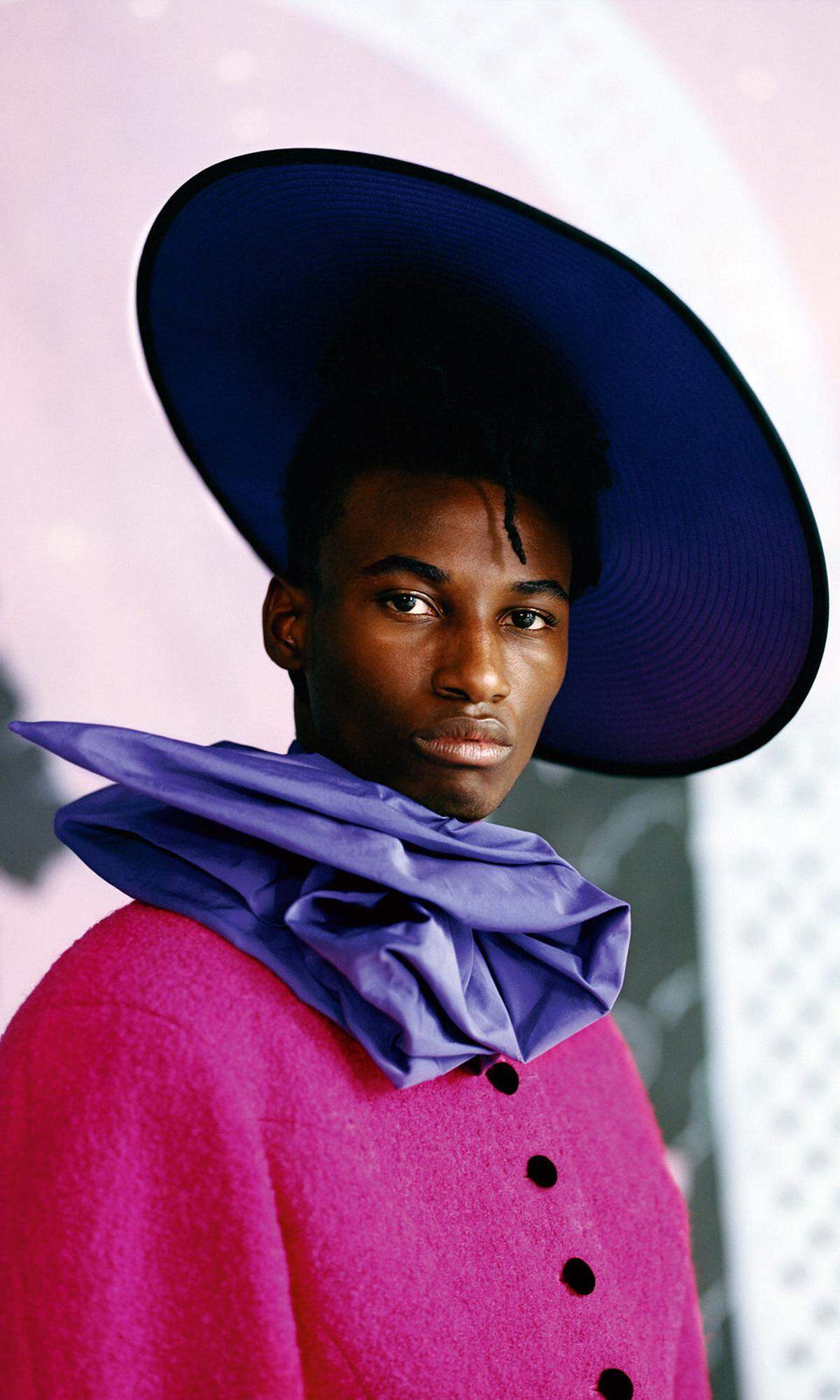 Modefotografiegeschichte schrieb der erst 24 Jahre alte Tyler Mitchell vergangenes Jahr, als er als erster afroamerikanischer Fotograf ein Titelbild der US-„Vogue" verantwortete. Nun widmet ihm das Foam Fotografiemuseum in Amsterdam seine erste Einzelausstellung mit dem Titel „I Can Make You Feel Good" (bis 5. 6., foam.org).