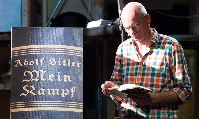 Die österreichische Erstaufführung „Adolf Hitler: Mein Kampf“ ist vom 1. bis 3. Oktober im Schauspielhaus Graz zu sehen (19.30 Uhr).