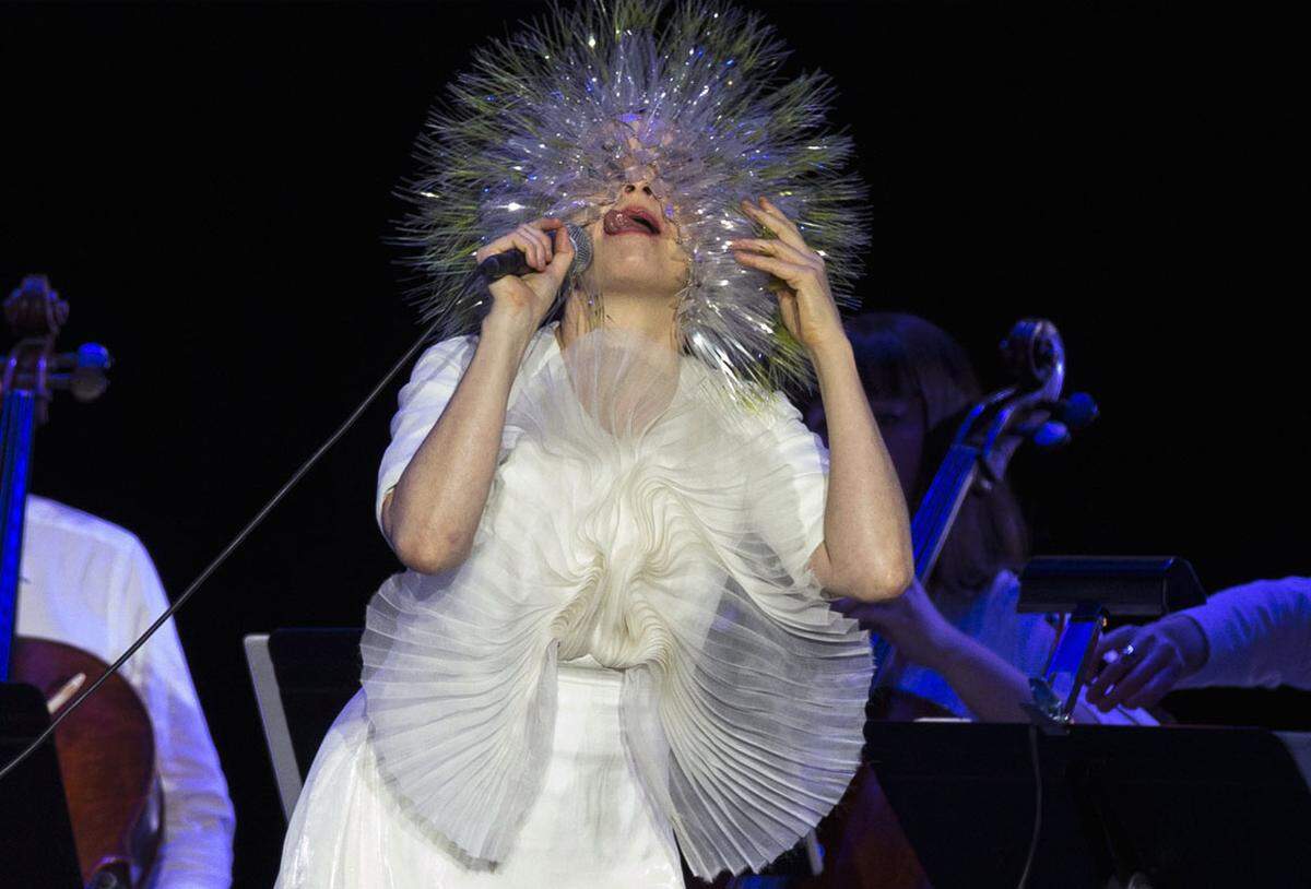 Die isländische Musikerin Björk wird in der Liste als "Hohepriesterin der Kunst" bezeichnet, die mit ihrem eigenwilligen Stil neue Wege beschreitet, sich dabei aber immer treu bleibt.