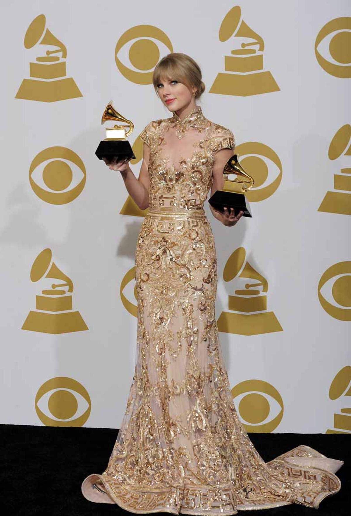 Taylor Swift präsentierte sich in einer eleganten Robe von Zuhair Murad Couture.