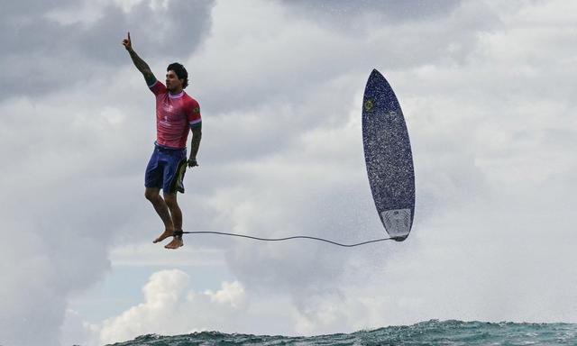 Gabriel Medina - Figure 1