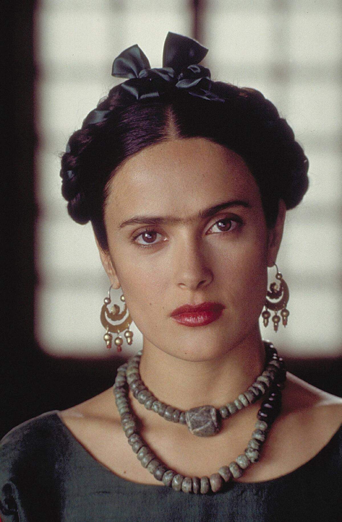 Nicht nur die buschigen Augenbrauen machen Salma Hayek zum Double von Frida Kahlo.
