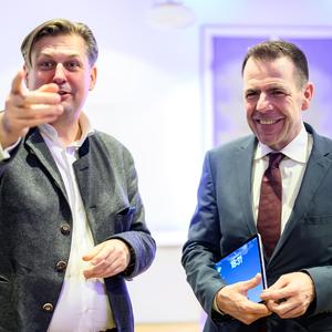 Die Spitzenkandidaten der AfD und FPÖ, Maximilian Krah und Harald Vilimsky, am 15. Februar bei einer FPÖ-Veranstaltung in Wien.