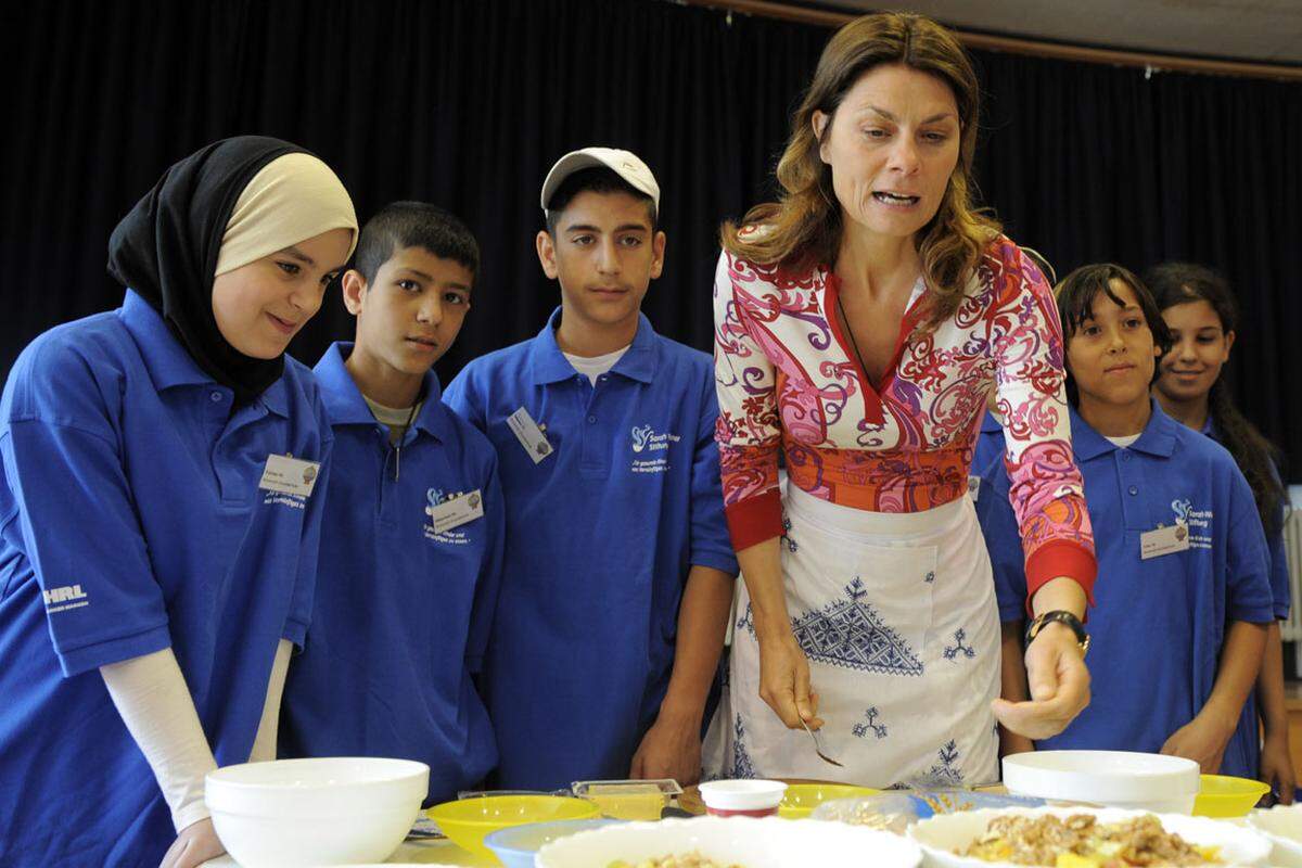 Einen ähnlichen Ansatz verfolgt Fernsehköchin Sarah Wiener, die vor knapp fünf Jahren eine eigene Stiftung gegründet hat („Für gesunde Kinder und was Vernünftiges zu essen“). Lehrer und Kindergartenpädagoginnen werden als Multiplikatoren ausgebildet.