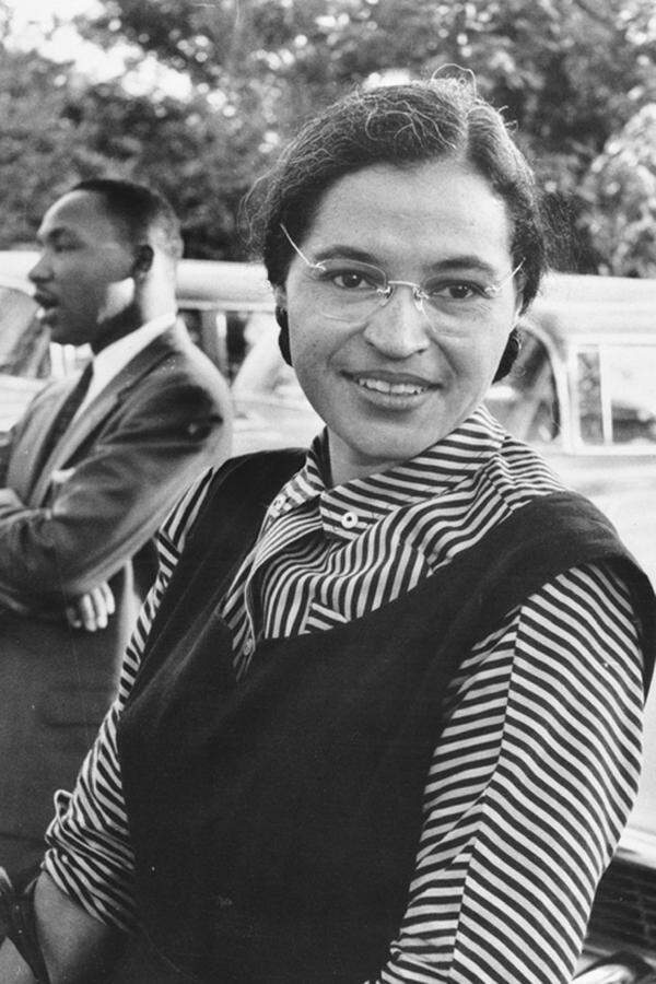 Als Rosa Parks am 4. Februar 1913 in Tuskegee, Alabama, als Rosa McCauley geboren wird, gehört Rassismus vor allem im Süden der USA zum Alltag. Als Kind beobachtet Parks wie ihr Großvater mit dem Gewehr in der Hand die Haustüre bewacht, während der Ku Klux Klan durch die Straßen marschiert. 1932 heiratet sie Raymond Parks. Das Paar engagiert sich in der NAACP, einer Organisation für die Rechte der schwarzen Bevölkerung. Rosa Parks arbeitet als ehrenamtliche Sekretärin des Vorsitzenden der NAACP-Lokalgruppe in ihrer nunmehrigen Heimatstadt Montgomery. Im Brotberuf ist sie Schneiderin. Auf ihrem Arbeitsweg in die Schneiderei ist Parks täglich mit der strengen Rassentrennung in den Bussen konfrontiert. Das Gesetz sieht vor, dass die ersten vier Reihen für weiße Passagiere reserviert sind. Je nach deren Anzahl kann der Busfahrer den „schwarzen Bereich“ weiter nach hinten verschieben. Außerdem dürfen Schwarze, wenn sich Weiße im Bus befinden, nicht durch das Fahrzeug gehen: Sie müssen beim Fahrer bezahlen und wieder aussteigen, um den hinteren Einstieg zu benützen. Nicht selten fährt der Bus einfach los, bevor sie wieder einsteigen können.  