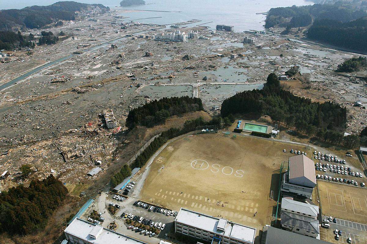 Weiterhin sind zahlreiche Gebiete von der Außenwelt abgeschnitten. Allein in der Präfektur Miyagi warten Tausende auf Rettung aus der Luft. Am vom Tsunami schwer getroffenen Flughafen von Sendai warten weiterhin etwa 2000 Menschen auf Hilfe.