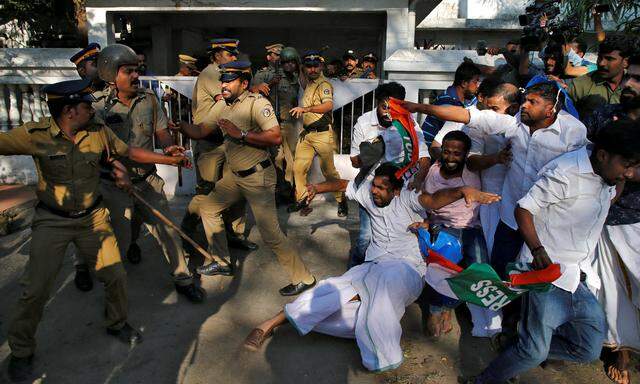 Zusammenstöße in Kerala. Die Polizei geht gegen Demonstranten vor.