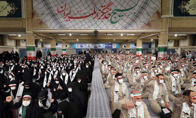 Mitglieder der berüchtigten paramilitärischen Bassij-Einheiten erklären Ayatollah Ali Khamenei ihre Loyalität. 