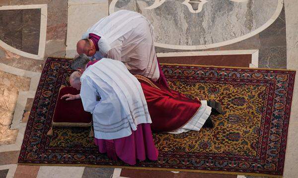 Der Papst - in den Kirchen weltweit die jeweiligen Priester - legt sich auf den Boden - eine starke Geste der Demut, des Gebets und der Trauer angesichts des Todes von Jesus Christus.