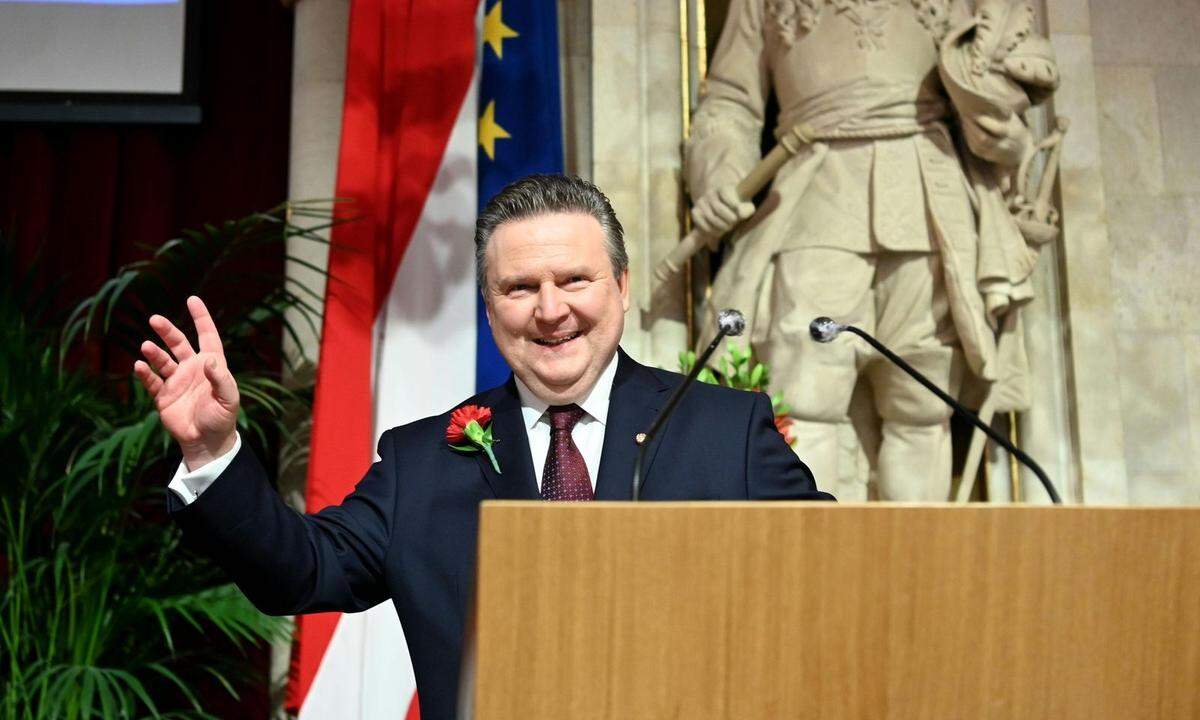 Der Wiener Bürgermeister strebt mit der ersten sozialliberalen Koalition Österreichs auf Landesebene sein eigenes Kapitel für die Wiener Geschichtsbücher - nachdem er die rot-grüne Koalition von seinem Vorgänger, Michael Häupl, geerbt hatte. Mit seinem Wahlsieg am 11. Oktober 2020 ist Ludwig auch der zentrale Machtfaktor innerhalb der Bundes-SPÖ.