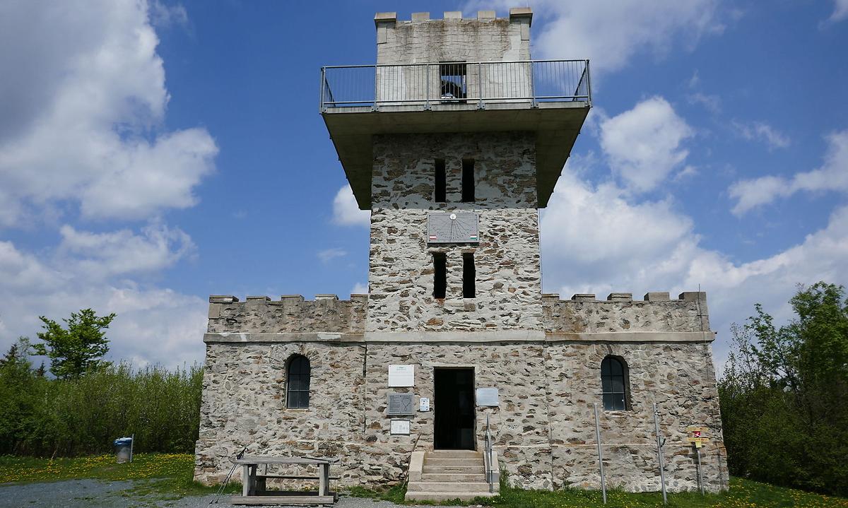 Der Aussichtsturm steht genau auf der österreichisch-ungarischen Grenze