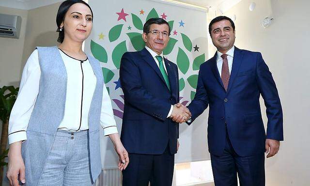 Falsche Mine? Die HDP-Spitze mit dem türkischen Premier Davutoglu.