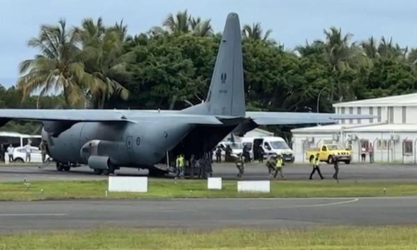 Eine Hercules-Maschine der australischen Luftwaffe auf dem Flughafen Magenta in Neukaledonien am Dienstag. 