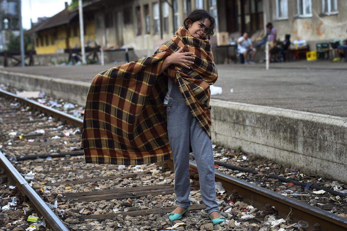Auch ein AFP-Fotograf berichtete, dass die Polizei an einem in der Nacht errichteten Grenzzaun nahe der griechischen Ortschaft Idomeni Blendgranaten einsetzte, um die Flüchtlinge zurückzudrängen. Die mazedonischen Behörden wiesen die Berichte zurück.