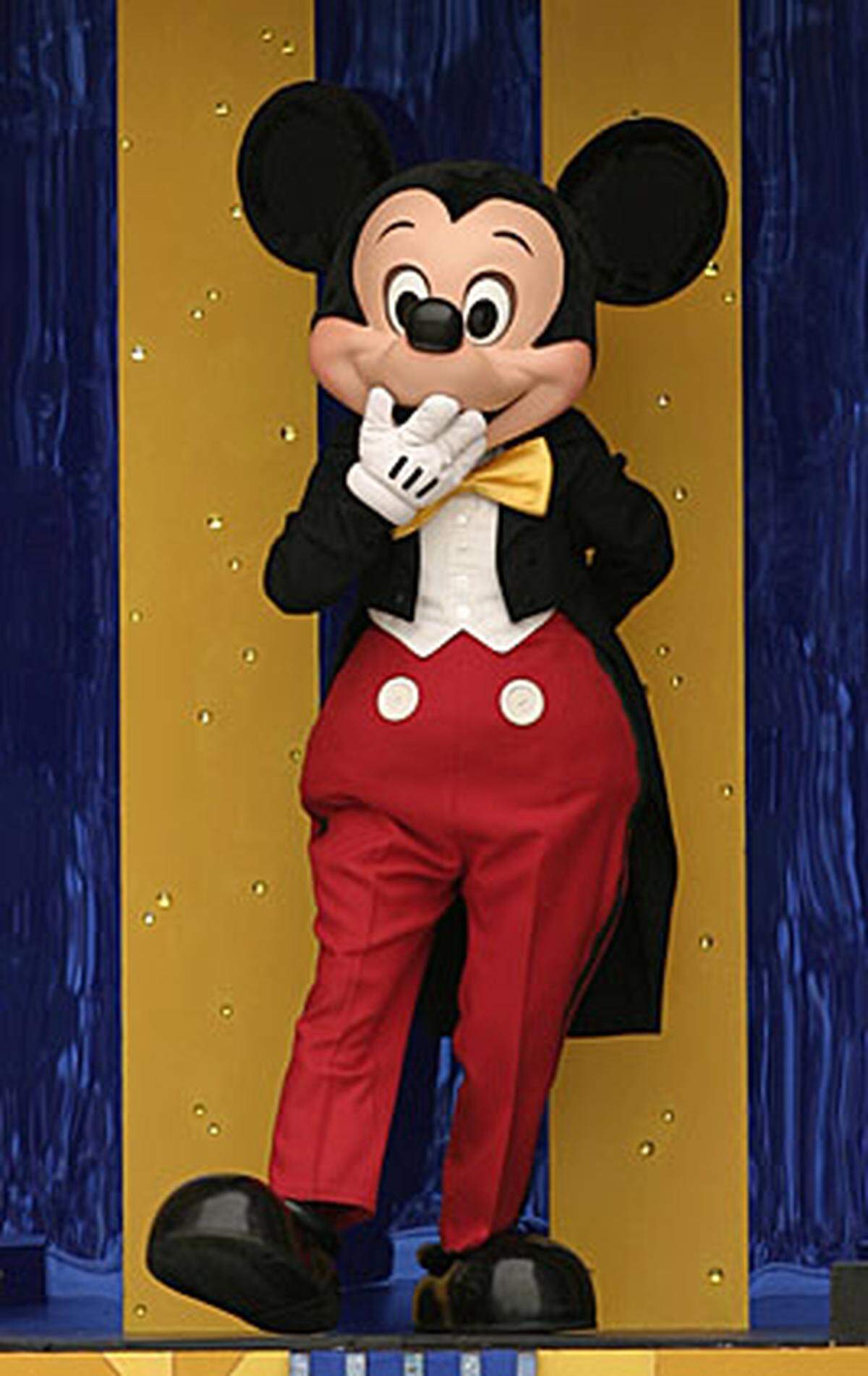 "Ich war also allein und hatte nichts", erzählte Disney später. "Aber ich hatte diese Maus im Hinterkopf. Eine Maus hat einen sympathischen Charakter, auch wenn sich die meisten Leute - einschließlich mir - etwas vor ihr fürchten." Den zunächst geplanten Namen Mortimer Mouse fand Disneys Frau Lillian allerdings zu altmodisch. So wurde die Figur schließlich Mickey Mouse getauft - auf Deutsch: Micky Maus.