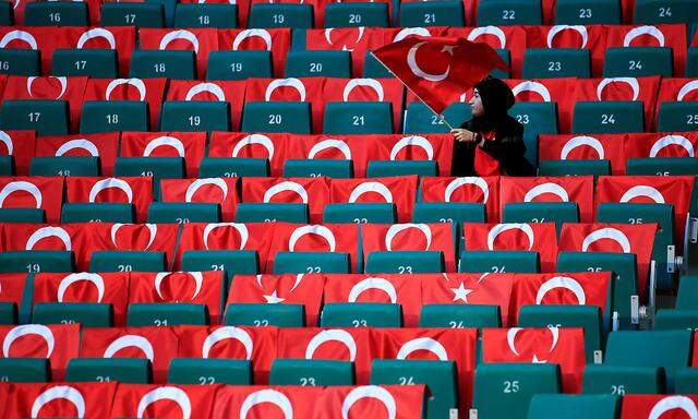 Symbolbild: Türkische Fahnen im Stadion