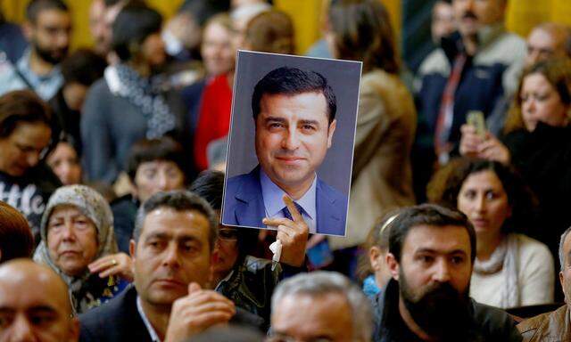 Der Kurdenpolitiker Demirta¸s mobilisiert seine Anhänger auch aus der Haft.