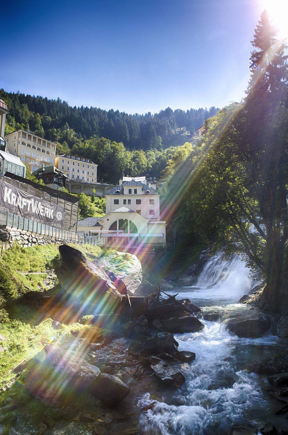 Ein Leuchtturmprojekt gibt es schon: das über 300 Jahre alte „Giatla Haus“, alleinstehend auf 1640 Metern, behutsam renoviert. In Bad Gastein, dem fashionablen Kurort von anno dazumal, stand viel leer. Heute sieht man auffällig viele Bartträger. Bad Gastein ist wieder hip als „Treffpunkt der Globalkreativen“. Auch Payerbach-Reichenau nutzt dieses Fin-de-Siècle-Flair. Im Herbst öffnete der Riegelhof seine Tore. Das großbürgerliche Ferienhaus diente etwa Heimito von Doderer als Originalschauplatz. Nun soll hier gelesen, geschrieben, nachgedacht, geträumt, gegessen, gefeiert sowie gelacht werden. www.alfenalm.at/giatla-haus, www.gastein.com, www.riegelhof.com