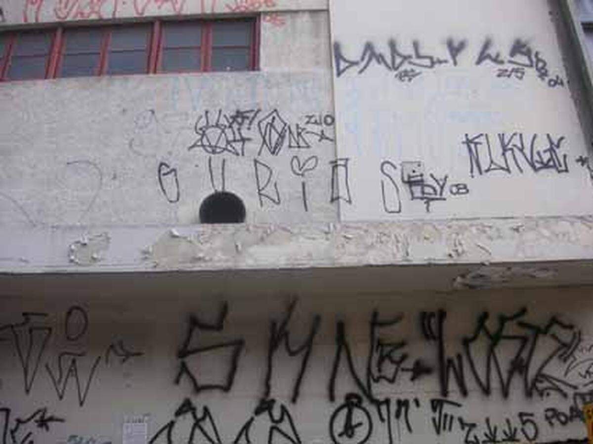 São Paulo, brasilianische Megametropole, ist eine der weltgrößten Graffitistädte. Die auf dem Foto sichtbaren verwackelten Zeichen, „Pixação“ genannt, sind typische Häuserbemalungen, mit denen die lokalen Gangs ihre Gebiete abgrenzen.