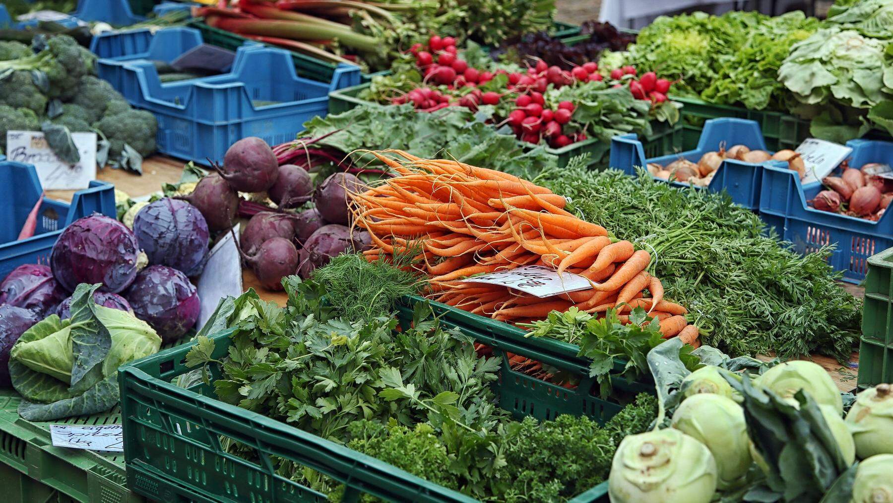 Obst und Gemüse auf einem Wochenmarkt . *** Fruit and vegetables at a weekly market 