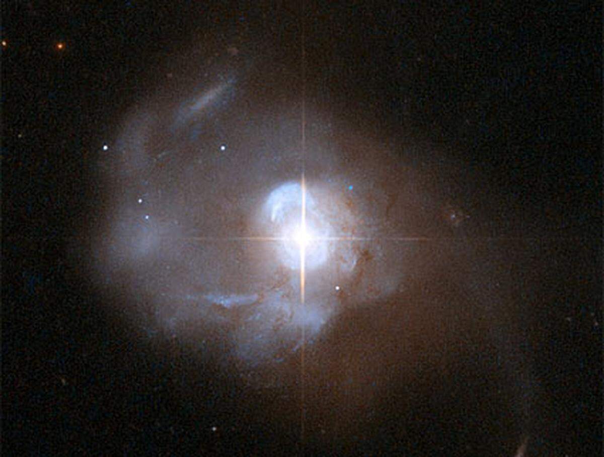 "Markarian 231" ist wegen seiner ungewöhnlich starken ultravioletten Strahlung bereits 1969 aufgefallen. Markarian gilt als eine der leuchtkräftigsten Galaxien.