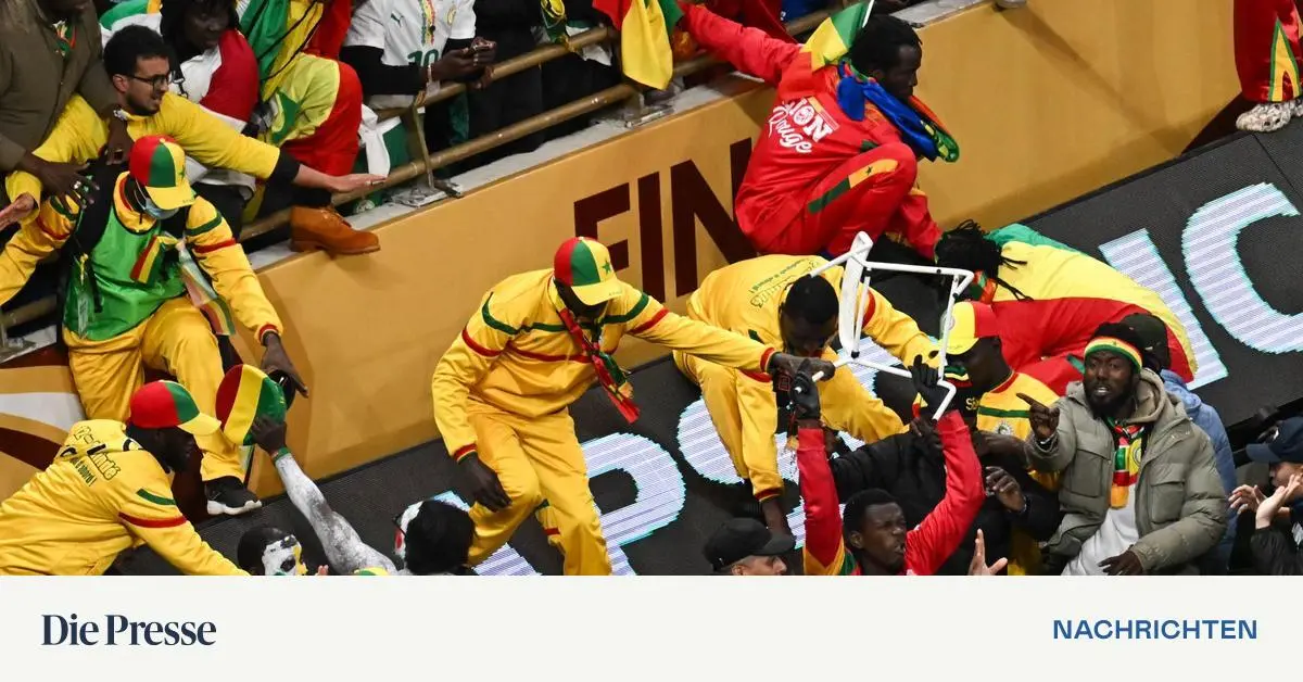 Turbulentes-Afrika-Cup-Finale-Senegal-verl-sst-Spielfeld-nach-Elfmeterpfiff-f-r-Marokko-und-gewinnt-dennoch