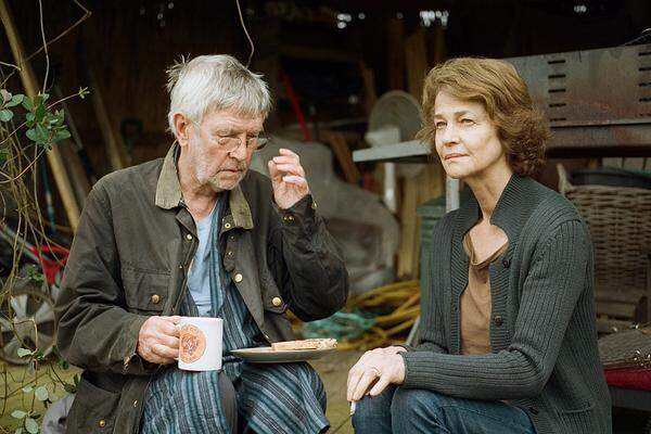 Charlotte Rampling in ''45 Years''   Der Brite Andrew Haigh hat für sein Liebesdrama eine hochkarätige Besetzung gewonnen: Charlotte Rampling und Tom Courtenay spielen in "45 Years" ein altes Ehepaar. Seine Sehnsucht nach jugendlichen Zeiten stellt sie auf die Probe.