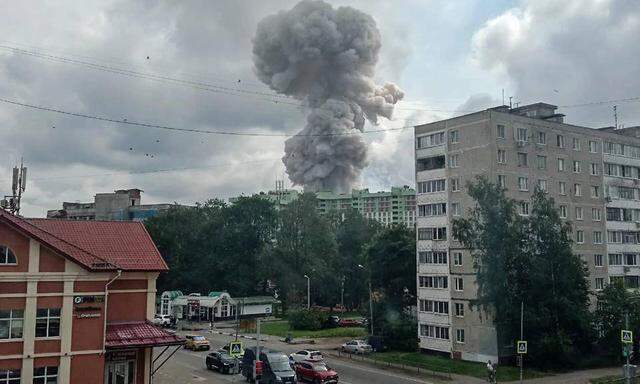 Nach der Explosion. Eine Rauchwolke steigt über dem Fabriksgelände in Sergijew Possad auf.