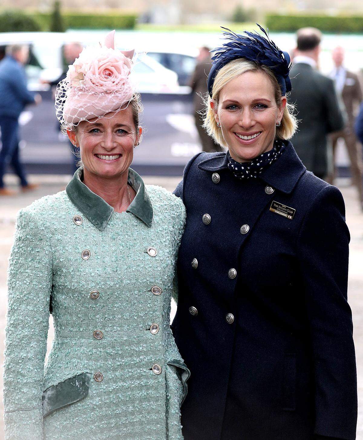 So ist etwa Zara Tindall (rechts), die angebliche Lieblingsenkelin von Queen Elizabeth, immer mit von der Partie.