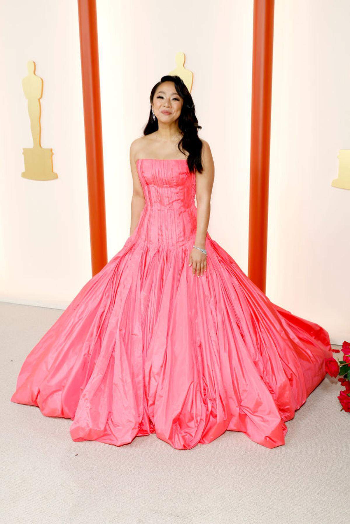 Farbe! Einige Prominente trauten sich trotz dezenter Teppichfarbe über etwas Buntes. So etwa Stephanie Hsu. Ihr pinkes Kleid ist Valentino Couture. 