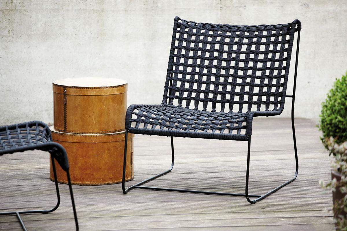 Der Sessel In/Out von Jan Kurtz (nach einem Design von Luca di Mateo und Paolo Quaglia) passt gut in und vor das Haus. Der Relaxsessel besteht aus pulverbeschichteten Stahlrohren und Polyesterseilen, beides gibt es in Weiß und Schwarz.