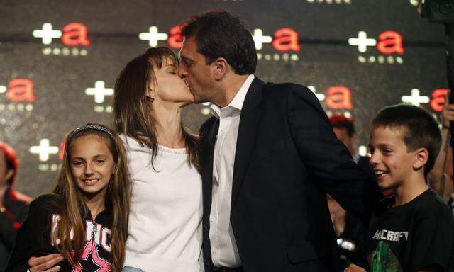 Kirchner-Rivale Sergio Massa – der eigentliche Wahlsieger – küsst euphorisch seine Frau, Malena.
