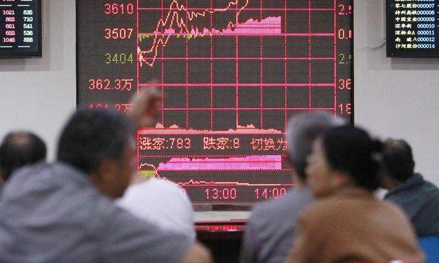 WIRTSCHAFT Boersen Crash in China 150709 SHANGHAI July 9 2015 Investors look through stock