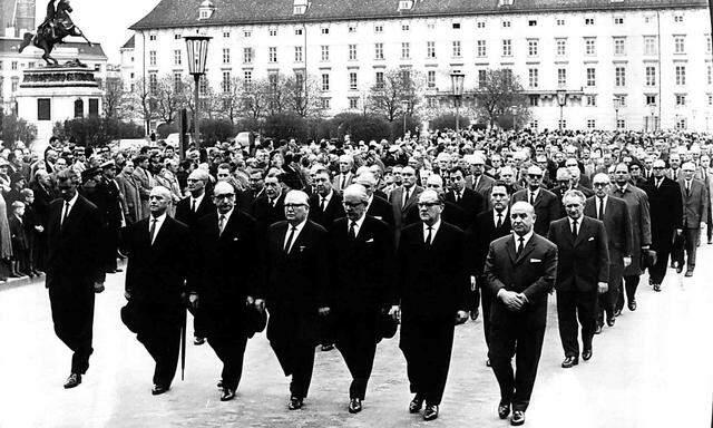 Die Bundesregierung marschierrt in Gedenken für den bei Demonstration bei der Oper ums Leben gekommen Pensionisten Ernst Kirchweger über den Heldenplatz. 