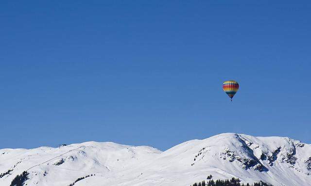 Austria Hot air balloon over mountains in Saalbach PUBLICATIONxINxGERxSUIxAUTxHUNxONLY FLF000151