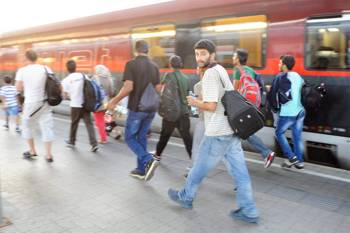 Fast zeitgleich mit der Demonstration in der Wiener Mariahilfer Straße kamen Züge mit Flüchtlingen aus Ungarn am Wiener Westbahnhof an.