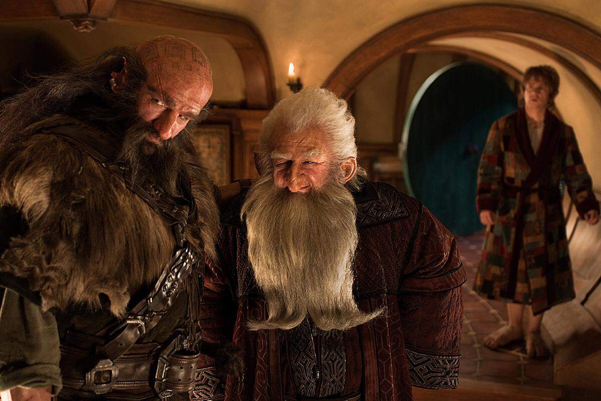 Dieser führt ein beschauliches Leben, ehe ihn der Zauberer Gandalf (Sir Ian McKellen) und dreizehn Zwerge heimsuchen: Thorin, Kili, Fili, Oin, Gloin, Dori, Nori, Ori, Balin, Dwalin, Bifur, Bofur und Bombur.