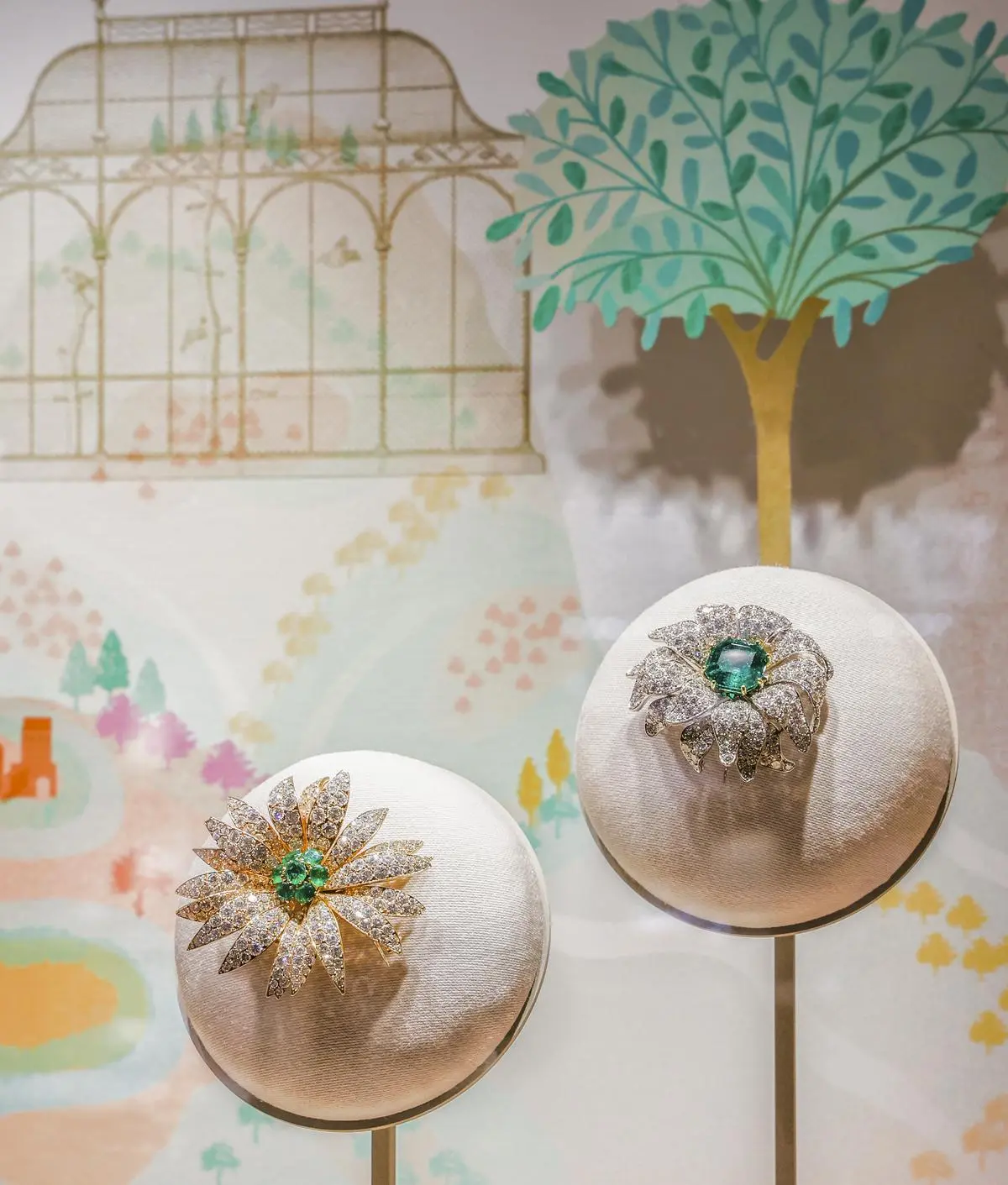 Wie bildende Kunst und Antiquitäten in den benachbarten Messekojen sollte auch die Heritage Collection in der Koje von Van Cleef & Arpels Besuchende zuallererst ästhetisch anziehen.