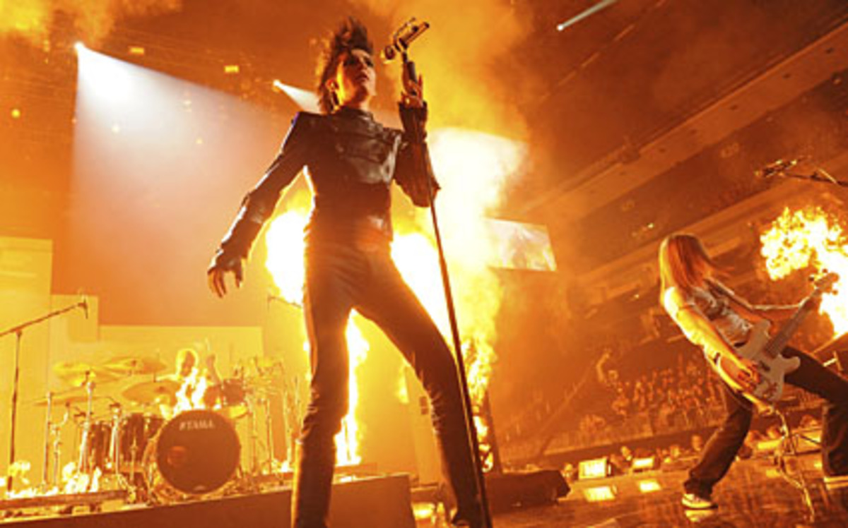 Beim Auftritt der deutschen Band Tokio Hotel wurde pyrotechnisch einiges geboten: Feuerwerke, ein brennendes Klavier und dazu Sänger Bill auf Stöckeln. Die exzentrischen Jungmusiker feiern auch in den USA Erfolge.