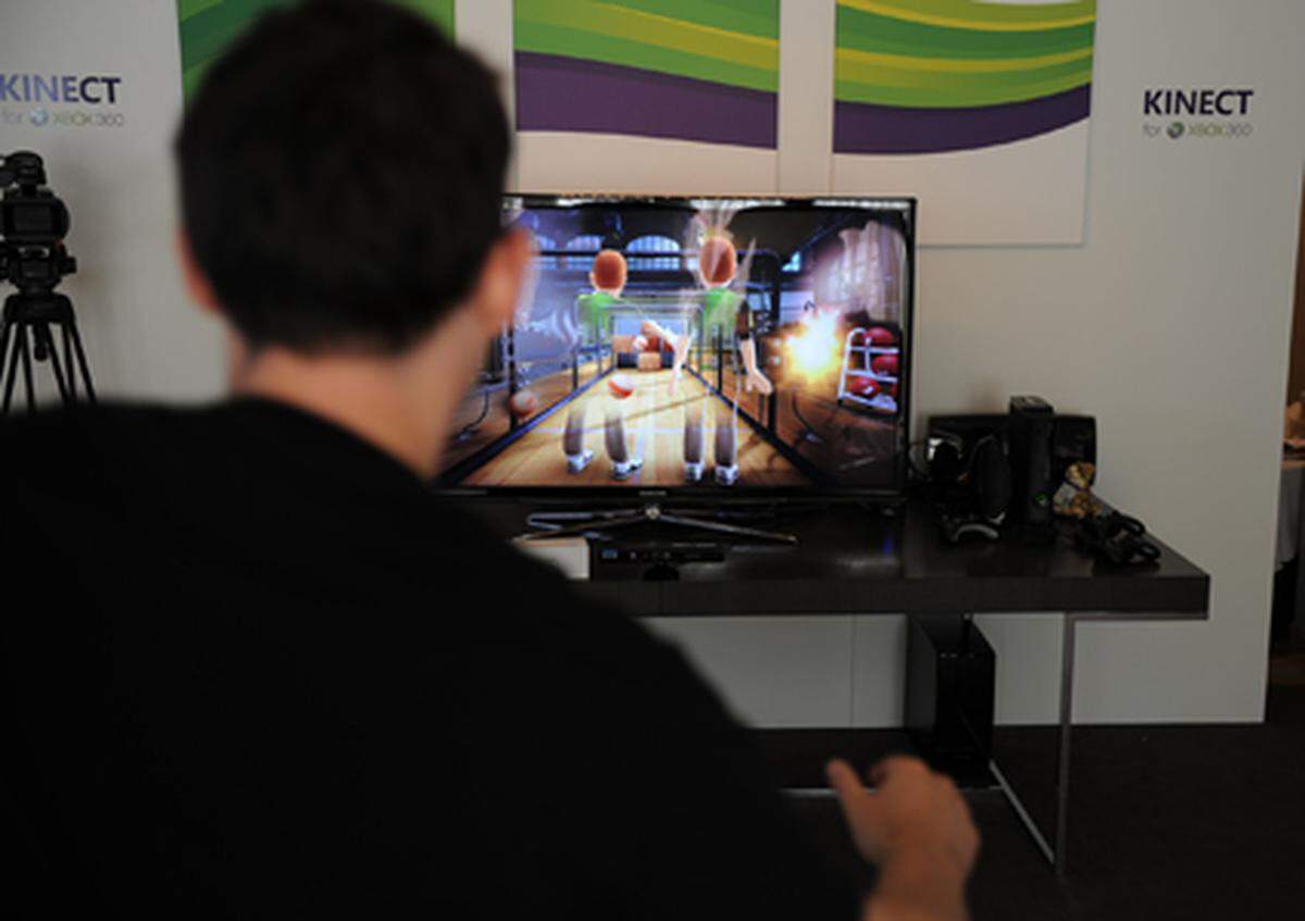 Die dritte gezeigte Demo von Kinect Adventures war das schon 2009 unter dem Namen Ricochet gezeigte Ballspiel. Man setzt den ganzen Körper ein, um rote Bälle gegen Kisten am anderen Ende des Spielfelds zu schleudern.