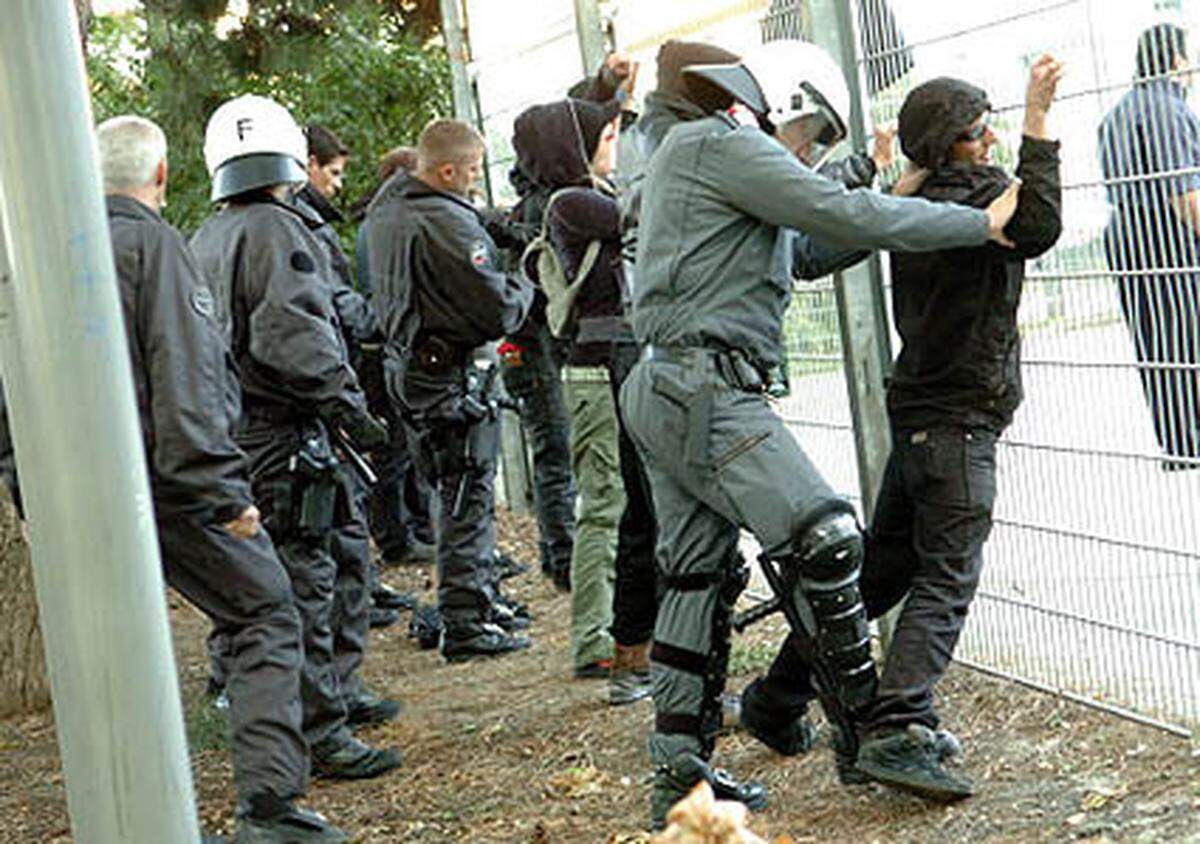 Auf dem Weg zum Bezirksamt kam es immer wieder zu kleinen Rangeleien mit Demonstranten der Sozialistischen Linkspartei und der Antiimperialistischen Koordination, diese wurden jedoch von einem Großaufgebot an Polizei mit 300 Mann schnell unterbunden. Festnahmen gab es keine.