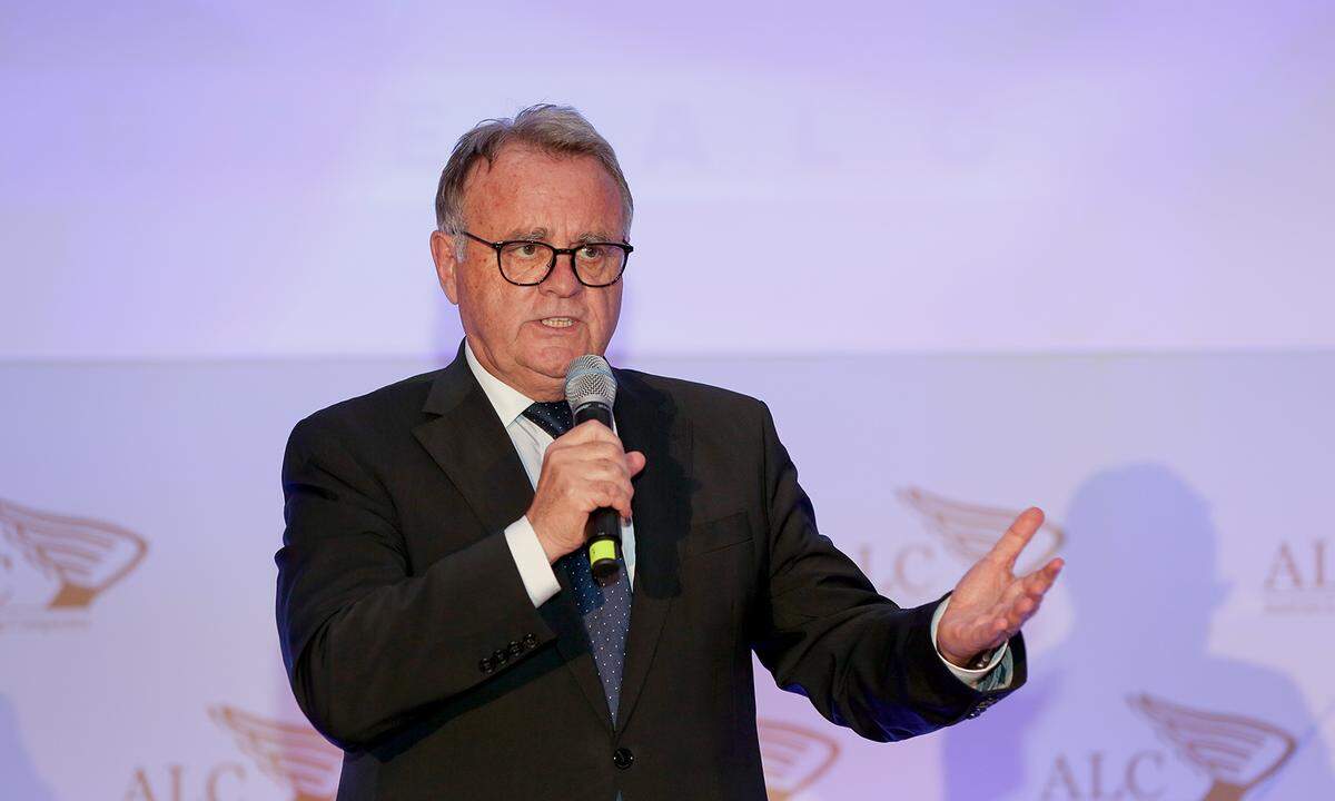 Landeshauptmann Hans Niessl bei seiner Laudatio auf die burgenländische Wirtschaft und die ALC-Sieger.