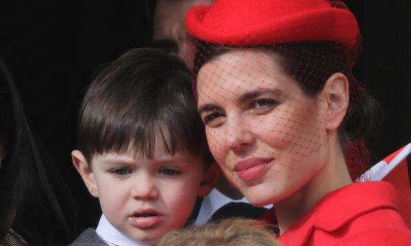 Die Grimaldis konnten erst kürzlich wieder ein weiteres Familienmitglied begrüßen: Charlotte Casiraghi, die älteste Tochter von Prinzessin Caroline von Monaco, brachte am 17. Dezember 2013 einen Sohn zur Welt. Raphaël wurde in Monaco geboren. Vater des Buben ist Casiraghis Lebensgefährte, der franko-marokkanische Komiker Gad Elmaleh.